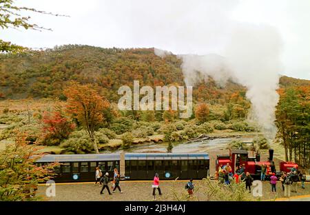 'The End of the World Train' alla Stazione delle Cascate di Macarena durante l'escursione, nella Provincia di Tierra del Fuego, Patagonia, Argentina Foto Stock