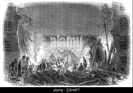 Scena della tarda esplosione di caldaia, Lily-Lane Mill, Halifax, [nello Yorkshire], 1850. "La caldaia, con un enorme ascensore, sollevò tutti e quattro i piani sopra di essa ad un'altezza considerevole; quando tutta la massa di filatoi e di altri macchinari, insieme alle donne e ai bambini che erano purtroppo nella stanza all'epoca, furono precipitati al suolo sottostante, E sepolto nella massa di rovine...Una bambina...e altre tre, erano in uno dei locali superiori, fuggiti in sicurezza; avendo, appena sentiti lo shock, preso rifugio nei privati, da cui erano stati estricati Foto Stock