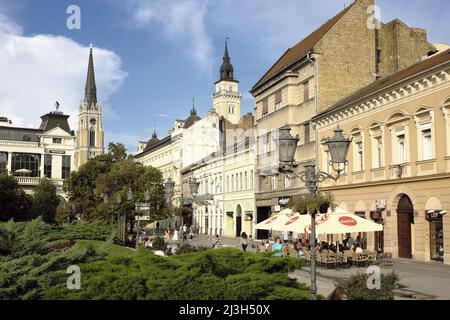 NOVI SAD, SERBIA - 23 LUGLIO 2018: Persone nel caffè e ristoranti della strada pedonale centrale Foto Stock