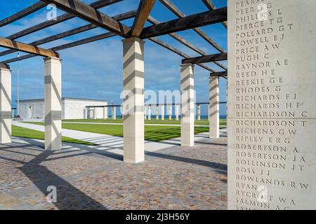 Francia, Calvados (14), Ver-sur-Mer, Normandy Memorial Trust, il British Normandy Memorial con vista su Gold Beach Foto Stock