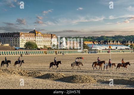 Francia, Normandia, Calvados, Cote Fleurie, Deauville, Hotel Barrière, le Royal Deauville, i Planches e la spiaggia Foto Stock