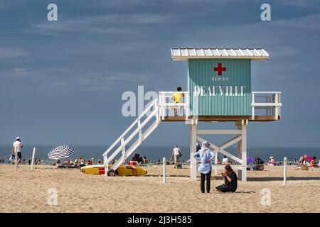 Francia, Normandia, Calvados, Cote Fleurie, Deauville, stazione bagnino sulla spiaggia Foto Stock