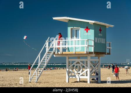 Francia, Normandia, Calvados, Cote Fleurie, Deauville, stazione bagnino sulla spiaggia Foto Stock