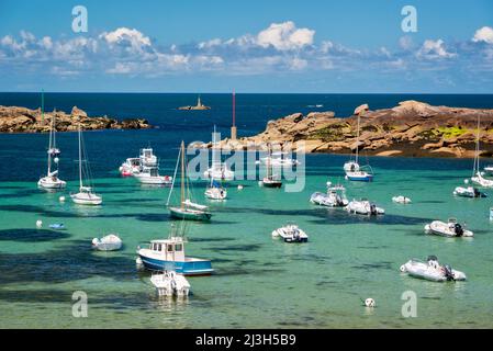 Barche e acqua trasparente sulla spiaggia di Coz-Pors a Tregastel, Côtes d'Armor, Bretagna, Francia Foto Stock