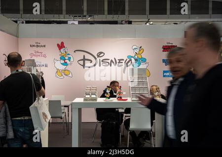 Disney, LILO & Stitch, Principessa, Frozen II, Star Wars, Mickey mouse, Donald Duck il 8 aprile 2022 alla fiera Inhorgenta per gioielli e gemme a Monaco di Baviera, Germania. Quasi al 0% della gente indossa una maschera. Prima della fiera l'organizzatore Messe Munich era fortemente criticato, perché si rifiutano di pensare anche ad una maschera obbligatoria presso la fiera o ad un accesso solo per le persone vaccinate o testate. (Foto di Alexander Pohl/Sipa USA) Foto Stock