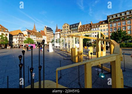 /Francia, Bas Rhin, Strasburgo, città vecchia dichiarata Patrimonio dell'Umanità dall'UNESCO, Place Kleber Square, l'Industrie Magnifique, edizione 2021, Glass River di Philippe Berthomé e gli studenti del gruppo 46 della Scuola Nazionale di Teatro di Strasburgo e Cattedrale di Notre Dame in background Foto Stock