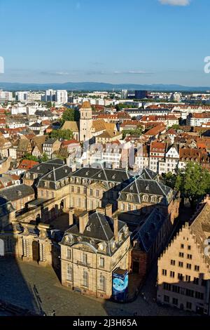 Francia, Bas Rhin, Strasburgo, città vecchia dichiarata Patrimonio dell'Umanità dall'UNESCO, il Palais des Rohan, che ospita il Museo delle Arti Decorative, Belle Arti e Archeologia e la chiesa di Sainte Madeleine in background Foto Stock