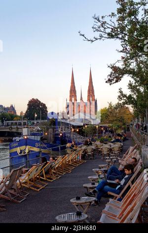 Francia, Bas-Rhin, Strasburgo, città vecchia dichiarata Patrimonio dell'Umanità dall'UNESCO, caffè barche sul Quai des Bateliers sulle rive del fiume Ill e Chiesa di Saint-Paul sullo sfondo Francia, Bas-Rhin (67), Strasburgo, vieille ville classée au Patrimoine Mondial de l'Unesco, Bistrots péniches le long du quai des Pêcheurs au bord de l'Ill avec église Saint-Paul en arrière plan Foto Stock