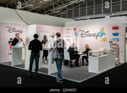 Monaco di Baviera, Germania. 08th Apr 2022. Disney, LILO & Stitch, Principessa, Frozen II, Star Wars, Mickey mouse, Donald Duck il 8 aprile 2022 alla fiera Inhorgenta per gioielli e gemme a Monaco di Baviera, Germania. Quasi al 0% della gente indossa una maschera. Prima della fiera l'organizzatore Messe Munich era fortemente criticato, perché si rifiutano di pensare anche ad una maschera obbligatoria presso la fiera o ad un accesso solo per le persone vaccinate o testate. (Foto di Alexander Pohl/Sipa USA) Credit: Sipa USA/Alamy Live News Foto Stock