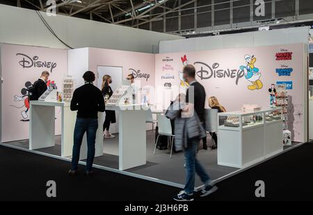 Monaco di Baviera, Germania. 08th Apr 2022. Disney, LILO & Stitch, Principessa, Frozen II, Star Wars, Mickey mouse, Donald Duck il 8 aprile 2022 alla fiera Inhorgenta per gioielli e gemme a Monaco di Baviera, Germania. Quasi al 0% della gente indossa una maschera. Prima della fiera l'organizzatore Messe Munich era fortemente criticato, perché si rifiutano di pensare anche ad una maschera obbligatoria presso la fiera o ad un accesso solo per le persone vaccinate o testate. (Foto di Alexander Pohl/Sipa USA) Credit: Sipa USA/Alamy Live News Foto Stock