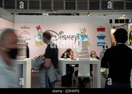 Monaco di Baviera, Germania. 08th Apr 2022. Disney, LILO & Stitch, Principessa, Frozen II, Star Wars, Mickey mouse, Donald Duck il 8 aprile 2022 alla fiera Inhorgenta per gioielli e gemme a Monaco di Baviera, Germania. Quasi al 0% della gente indossa una maschera. Prima della fiera l'organizzatore Messe Munich era fortemente criticato, perché si rifiutano di pensare anche ad una maschera obbligatoria presso la fiera o ad un accesso solo per le persone vaccinate o testate. (Foto di Alexander Pohl/Sipa USA) Credit: Sipa USA/Alamy Live News Foto Stock