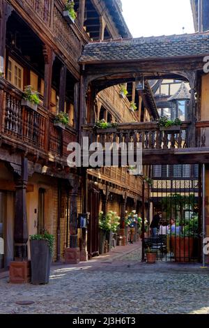 Francia, Bas Rhin, Strasburgo, città vecchia dichiarata Patrimonio dell'Umanità dall'UNESCO, Cour du Corbeau, la Cour du Corbeau Hotel, completamente ristrutturato, vista sul cortile Foto Stock