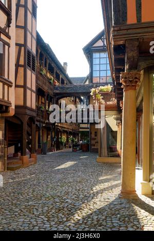 Francia, Bas Rhin, Strasburgo, città vecchia dichiarata Patrimonio dell'Umanità dall'UNESCO, Cour du Corbeau, la Cour du Corbeau Hotel, completamente ristrutturato, vista sul cortile Foto Stock
