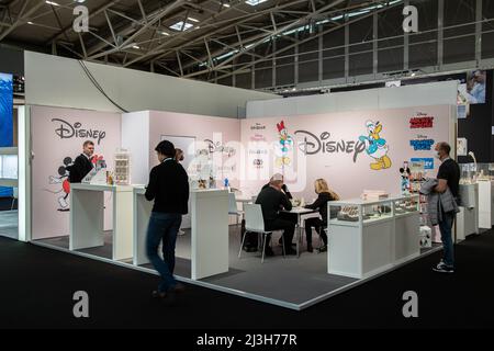 Monaco di Baviera, Germania. 08th Apr 2022. Disney, LILO & Stitch, Principessa, Frozen II, Star Wars, Mickey mouse, Donald Duck il 8 aprile 2022 alla fiera Inhorgenta per gioielli e gemme a Monaco di Baviera, Germania. Quasi al 0% della gente indossa una maschera. Prima della fiera l'organizzatore Messe Munich era fortemente criticato, perché si rifiutano di pensare anche ad una maschera obbligatoria presso la fiera o ad un accesso solo per le persone vaccinate o testate. (Foto di Alexander Pohl/Sipa USA) Credit: Sipa USA/Alamy Live News Foto Stock