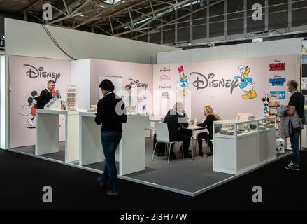 Monaco di Baviera, Germania. 08th Apr 2022. Disney, LILO & Stitch, Principessa, Frozen II, Star Wars, Mickey mouse, Donald Duck il 8 aprile 2022 alla fiera Inhorgenta per gioielli e gemme a Monaco di Baviera, Germania. Quasi al 0% della gente indossa una maschera. Prima della fiera l'organizzatore Messe Munich era fortemente criticato, perché si rifiutano di pensare anche ad una maschera obbligatoria presso la fiera o ad un accesso solo per le persone vaccinate o testate. (Foto di Alexander Pohl/Sipa USA) Credit: Sipa USA/Alamy Live News Foto Stock