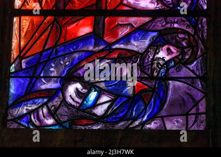 Francia, Mosella, Metz, Cattedrale di Saint Etienne, vetrate del deambulatorio settentrionale che ha per soggetti episodi dal Vecchio Testamento (Libro di Genesi 28,10-13) di Marc Chagall (20th secolo) realizzato da Simon Marq laboratorio a Reims Foto Stock