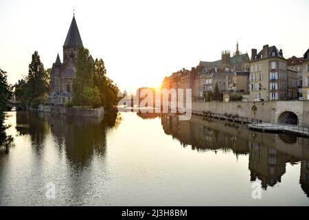 Francia, Mosella, Metz, Petit Saulcy isola, il Tempio Neuf chiamato anche Eglise des Allemands (il nuovo Tempio o Chiesa dei tedeschi) riformato Prostestant Santuario, le rive del fiume Mosella e la cattedrale di Saint Etienne in background Foto Stock