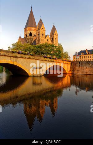 Francia, Mosella, Metz, le rive del fiume Mosella, l'isola Petit Saulcy e il Tempio Neuf chiamato anche Eglise des allemands (il nuovo Tempio o Chiesa dei tedeschi) riformato Prostenant Santuario Foto Stock