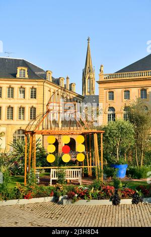 Francia, Mosella, Metz, l'isola di Petit Saulcy, Place de la Comédie con il giardino effimero e il Teatro dell'Opera, la torre del tempio della Garrison sullo sfondo Foto Stock