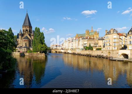 Francia, Mosella, Metz, Petit Saulcy isola, il Tempio Neuf chiamato anche Eglise des Allemands (il nuovo Tempio o Chiesa dei tedeschi) riformato Prostestant Santuario, le rive del fiume Mosella e la cattedrale di Saint Etienne in background Foto Stock