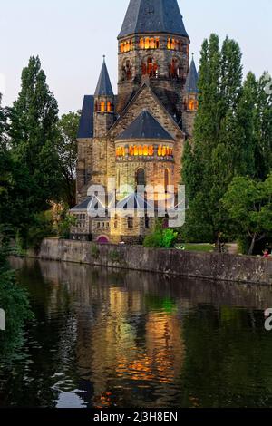 Francia, Mosella, Metz, le rive del fiume Mosella, l'isola Petit Saulcy e il Tempio Neuf chiamato anche Eglise des allemands (il nuovo Tempio o Chiesa dei tedeschi) riformato Prostenant Santuario Foto Stock