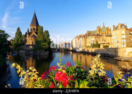 Francia, Mosella, Metz, Petit Saulcy isola, il Tempio Neuf chiamato anche Eglise des Allemands (il nuovo Tempio o Chiesa dei tedeschi) riformato Prostestant Santuario, le rive del fiume Mosella e la cattedrale di Saint Etienne in background Foto Stock