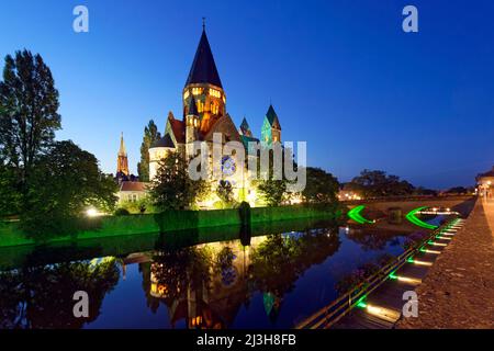 Francia, Mosella, Metz, le rive del fiume Mosella, l'isola Petit Saulcy e il Tempio Neuf chiamato anche Eglise des allemands (il nuovo Tempio o Chiesa dei tedeschi) riformato Prostestant Santuario e la torre del tempio Garrison sullo sfondo Foto Stock