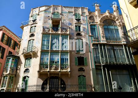 Spagna, Isole Baleari, Maiorca, Palma di Maiorca, la facciata di un edificio ispirato allo stile modernista di Antoni Gaudi Foto Stock