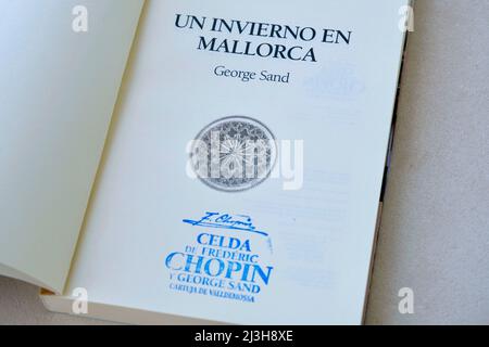 Spagna, Isole Baleari, Maiorca, Serra de Tramuntana, dichiarata Patrimonio dell'Umanità dall'UNESCO, Valldemossa, la certosa reale, ex monastero dove Frédéric Chopin e George Sand passarono l'inverno del 1838, il libro un Invierno en Mallorca (un inverno a Maiorca) scritto da George Sand durante il suo soggiorno sull'isola, Versione spagnola con il timbro ufficiale del museo Foto Stock