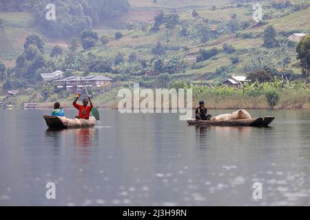 Uganda, distretto di Kabale, lago Bunyonyi, bambini in canoe Foto Stock