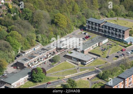 Fine 1950s sfilata di negozi e casa pubblica, Newfield Green, Sheffield, 2017. Foto Stock