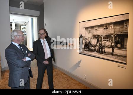 Jamtland, Svezia. 08th Apr 2022. Östersund 20220408 il re Carl Gustafoch la regina Silvia riceve una visita guidata dal direttore del museo Olle Amelin (a destra) nel museo Jattli in connessione con la loro visita a Jämtland a causa di come la contea svedese ha gestito la pandemia di Covid-19. La foto sul muro mostra una scatola di castori quando nuovi castori sono stati impiantati nella contea. Foto Pontus Lundahl / TT code 10050 Credit: TT News Agency/Alamy Live News Foto Stock