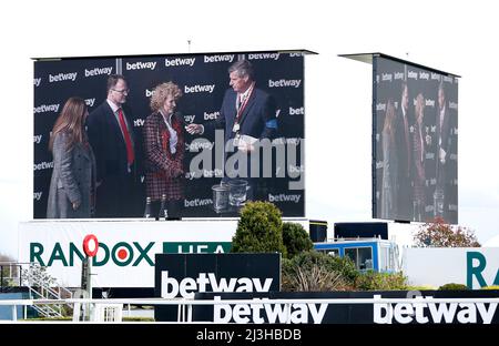 Vista generale del marchio del betway durante la presentazione dopo il Betway Mildway Novice's Chase durante il giorno delle Signore all'ippodromo di Aintree, Liverpool. Data foto: Venerdì 8 aprile 2022. Foto Stock