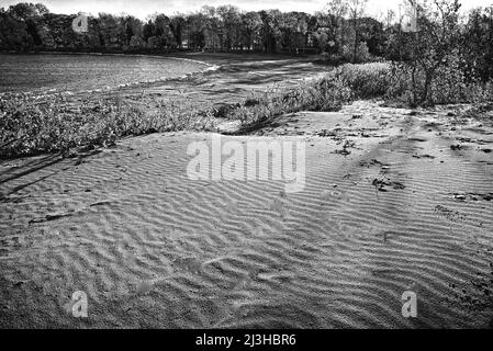 Spettacolare alba sulla spiaggia di sabbia in autunno Foto Stock