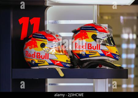 Melbourne, Victoria, Australia. 8th Apr 2022. MELBOURNE, AUSTRALIA - APRILE 8: I caschi di Sergio Perez al Gran Premio Australiano di Formula 1 del 8th Aprile 2022 2022 (Credit Image: © Chris Putnam/ZUMA Press Wire) Foto Stock