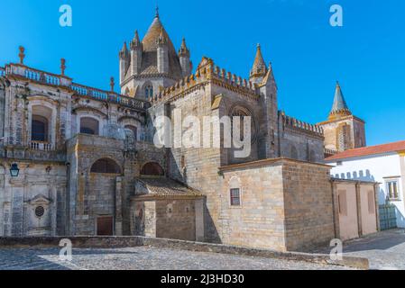 Vista della cattedrale nella città portoghese Evora. Foto Stock