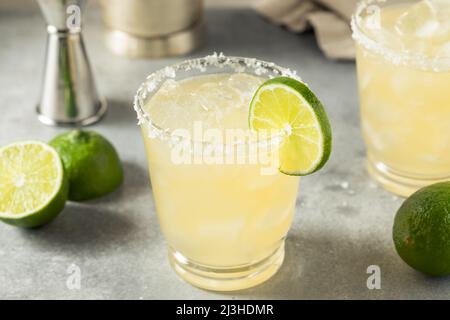 Cocktail Margarita classico e rinfrescante con sale e lime Foto Stock