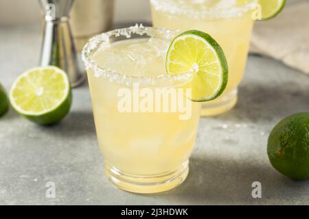 Cocktail Margarita classico e rinfrescante con sale e lime Foto Stock