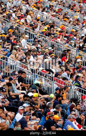 MELBOURNE, AUSTRALIA, circuito Albert Park Grand Prix, 8. Aprile: F1 tifosi nelle tribune hanno stabilito un nuovo record per la partecipazione della folla durante il FP2 all'Australian Formula uno Grand Prix al circuito Albert Park Grand Prix il 8. Aprile, 2022. Foto Stock