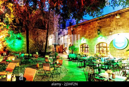 Taverna tradizionale di notte Rodi città vecchia Grecia Foto Stock