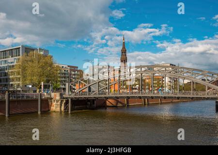 Vista sul ponte Brooks e sulla chiesa di San Pietro nel quartiere dei magazzini Speicherstadt di Amburgo Foto Stock