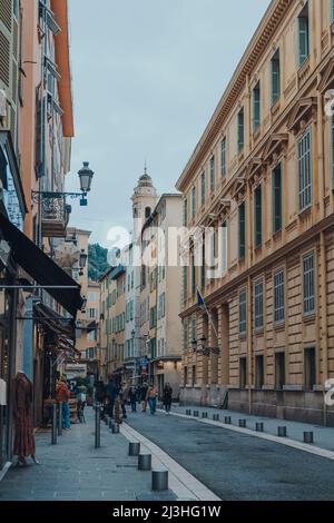 Nizza, Francia - 10 marzo 2022: Persone passeggiando tra caffè e negozi nel centro storico di Nizza, una famosa destinazione turistica della riviera francese. Foto Stock