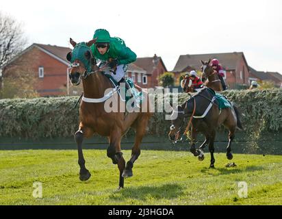 Ippodromo di Aintree. 8th Apr 2022. Aintree, Merseyside, Inghilterra: Grand National Festival, Day 2: Daryl Jacob su Janika libera Bechers Brook in testa, ma la gara è vinta da Sean Bowen su Mac Tottie. Il secondo giorno del Grand National Meeting di tre giorni è tradizionalmente noto come Ladies Day. Credit: Action Plus Sports/Alamy Live News Foto Stock