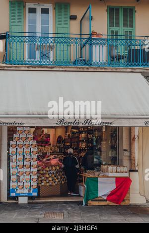 Nizza, Francia - 10 marzo 2022: Bandiera italiana all'ingresso di Bonta Italiane negozio e deli nel centro storico di Nizza, una famosa destinazione turistica sulla t Foto Stock