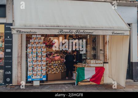 Nizza, Francia - 10 marzo 2022: Bandiera italiana all'ingresso di Bonta Italiane negozio e deli nel centro storico di Nizza, una famosa destinazione turistica sulla t Foto Stock