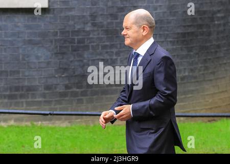 Westminster, Londra, Regno Unito. 08th Apr 2022. Arriva OLAF Scholz. Boris Johnson MP, primo ministro britannico, accoglie oggi a Downing Street il cancelliere tedesco OLAF Scholz per incontri che discutono della situazione in Ucraina, nonché di temi internazionali e bilaterali. Credit: Imagplotter/Alamy Live News Foto Stock