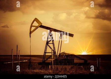 Produzione di petrolio con una pompa profonda su terra in Bulgaria Foto Stock