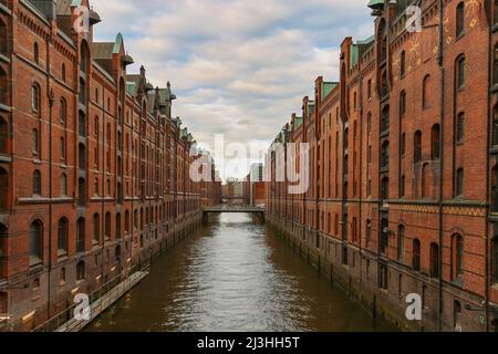 Flotta nel quartiere dei magazzini di Amburgo (Speicherstadt), patrimonio dell'umanità dell'UNESCO Foto Stock