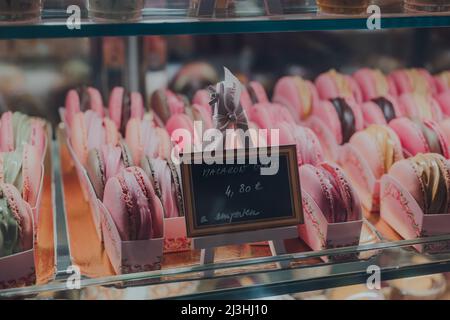 Nizza, Francia - 10 marzo 2022: Prezzo tag per i macaroon alla vetrina di un caffè a Nizza, una famosa destinazione turistica sulla Costa Azzurra Foto Stock