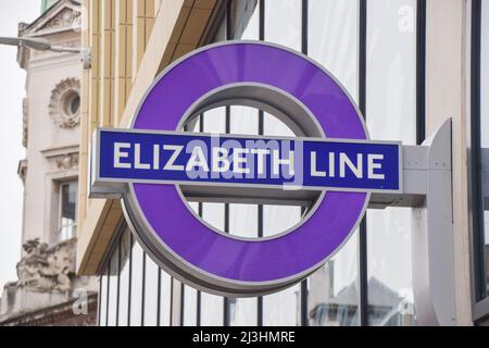 Londra, Regno Unito. 8th aprile 2022. Nuovo cartello presentato fuori dalla stazione di Farringdon Elizabeth Line di nuova costruzione. La nuova linea della metropolitana di Londra dovrebbe aprirsi prima dell'estate 2022. Foto Stock